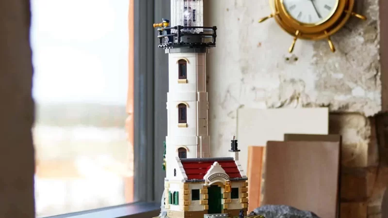 LEGO® Ideas представляет моторизованный маяк, который освещает наши любимые места