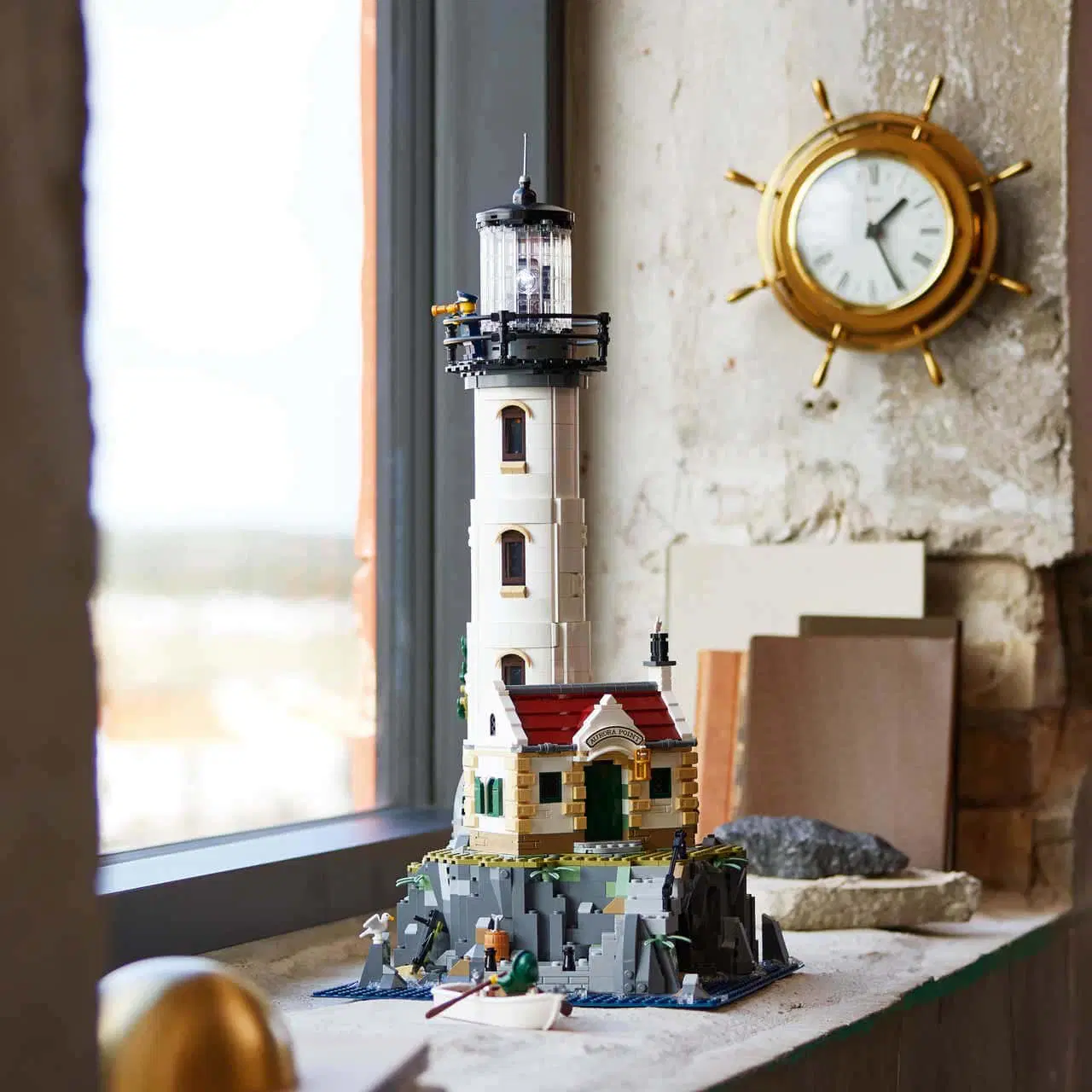 LEGO® Ideas представляет моторизованный маяк, который освещает наши любимые места