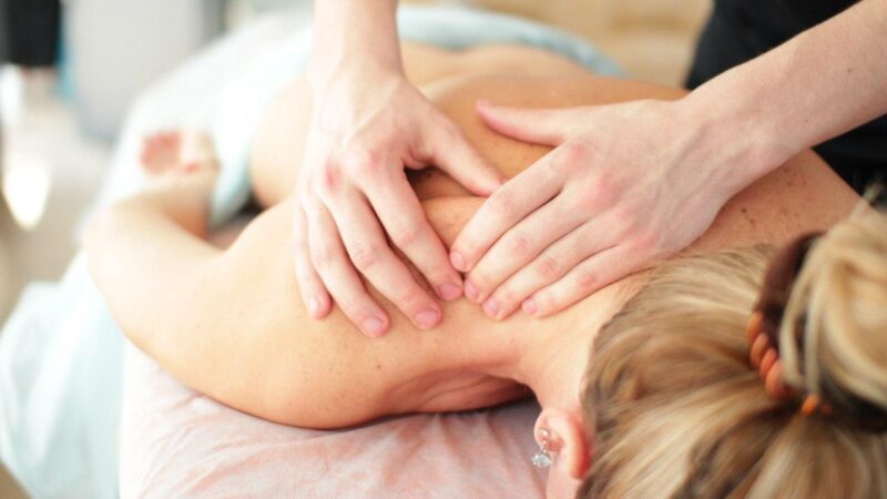 Медицинский массаж на дому: эффективная и удобная процедура для здоровья и релаксации
