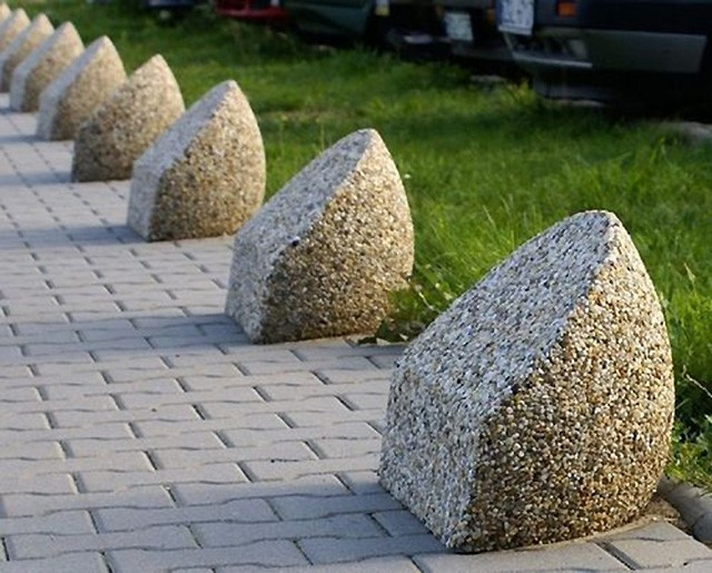 Ограждения парковки из бетона и камня: надежность и эстетика в защите автотранспорта